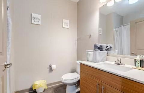 Skyline Serenity- Gym, Walk to Bars and Restaurants - Foto 7