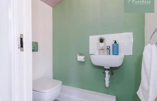 Spacious 5-bedroom Contractor House Sleeps 7 with Parking by PureStay - Foto 36