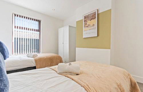 Stylish House - Sleeps 7 - Free Parking, Fast WiFi and Smart TV - Contractors, Groups and Long Stays Welcome by Yoko Property - Foto 2