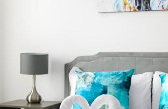 Modern Top-Floor 2-Bedroom, 2-Bathroom Apartment with Lift & a Private Balcony, Sleeps 6 - Foto 14