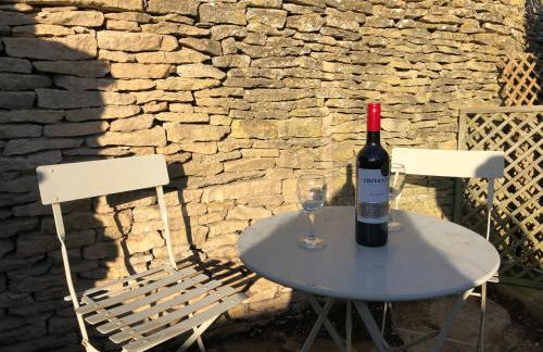 Green Valley, Cotswold stay with hamper - Photo 12