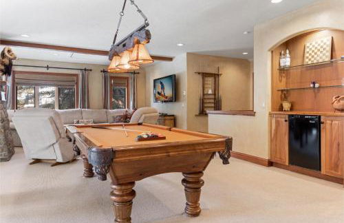 Outdoor Private Hot Tub, In Home Movie Theater, Luxurious Creekside Home - Photo 19