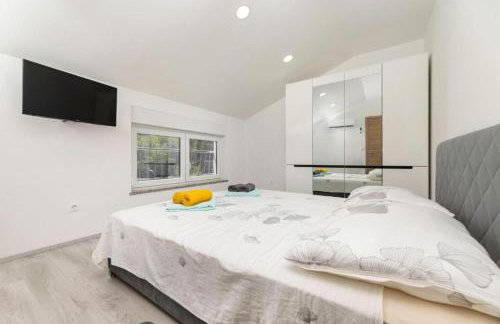 VILLA GEORGE z ogrevanim bazenom in vrtno kuhinjo - Foto 18