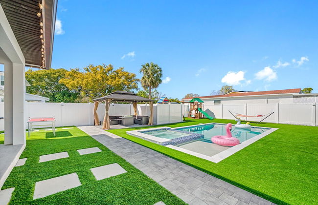 Luxury Modern Villa w/ Pool, Jacuzzi & Amenities! - Foto 48