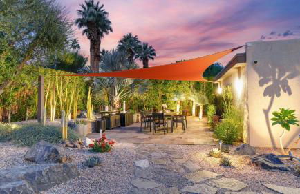 Design-forward Palm Springs home w saltwater pool lush yard multiple outdoor dining areas Casa Papagayo by AvantStay - Foto 51