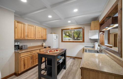 6-min walk to Lake - Home w/Fire-Pit & Pool Table - Foto 26