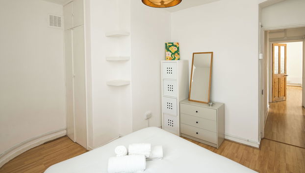 Stylish 2BD Flat with Balcony Near Stepney Green - Foto 4, Habitación