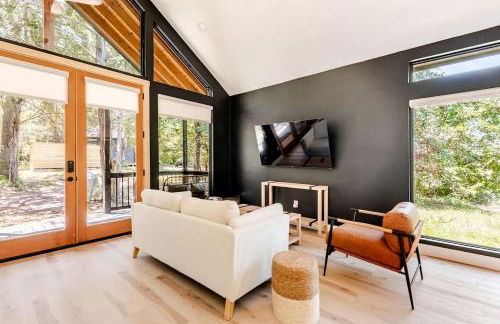 Tranquil Modern Cabin with Friendly Farm Animals & Pond Views Near Cedar Creek, Texas - Photo 15