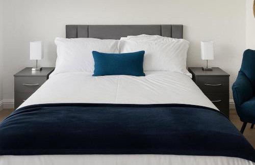 Elegant & Cozy 3 Bed End Terraced Stay - Photo 11