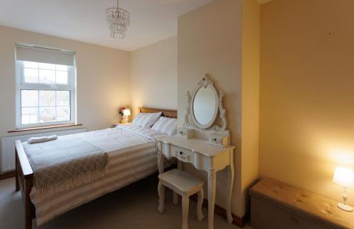 Saintfield Centre - Sleeps 8 - Garage & patio - Foto 18