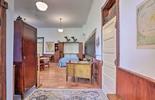 Renovated WV Schoolhouse History Buffs Heaven! - Foto 16