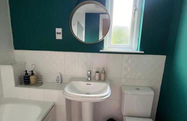 Cute 3 Bedroom House Near Etihad Stadium and CoOp arena with parking - Foto 24