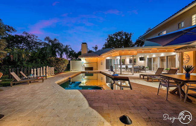 8BR Villa with Heated Pool Near Beach - Foto 62