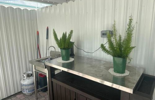 Relaxing Studio Getaway w BBQ, Patio and Parking - Foto 21