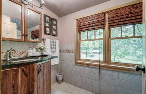 Cozy Cabin on Route 66 with Hot Tub- Edmond, OK - Foto 28