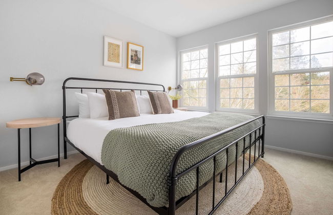 Black Oak by Avantstay Modern & Chic Santa Rosa Hideaway With Pool Table, & Fire Pit - Photo 17