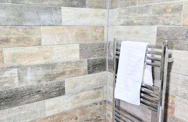 Magpie 1 Hot Tub HuntersMoon-Warminster-Bath-Wiltshire - Photo 17