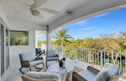 NEW LISTING! Reel Joy Waterfront Luxe with Pool and Private Dock home - Foto 39