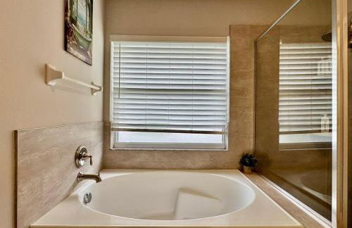 Modern 4BR 2BA with pool in gated community - Foto 43