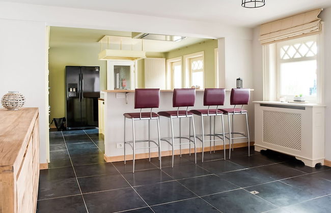 Majestic Villa With Pool and Sauna - Photo 16