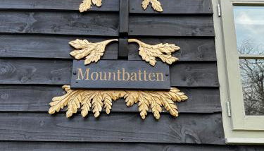 Mountbatten Shepherds hut & Buckhurst Shepherds hut - Photo 4