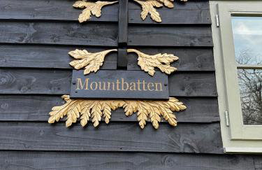 Mountbatten Shepherds hut & Buckhurst Shepherds hut - Photo 3