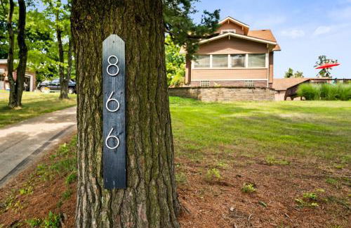 Cheerful 4BR Chalet with Seasonal Pool, Hot Tub - Foto 3