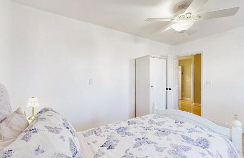 Walk to Transit and Eats! Urban Oasis in Newton - Foto 24