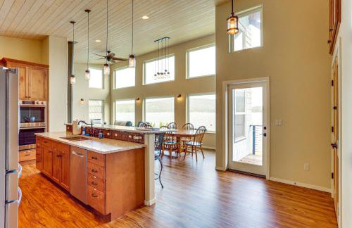 Lake Whatcom House with Private Hot Tub and Dock - Foto 10