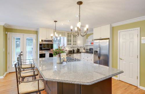 Spacious Stockbridge Manor Pool Table, 2 Kitchens - Foto 10