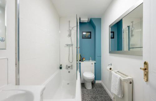 Stylish 2-Bed Flat with Balcony Near Haymarket - Pass the Keys - Foto 32