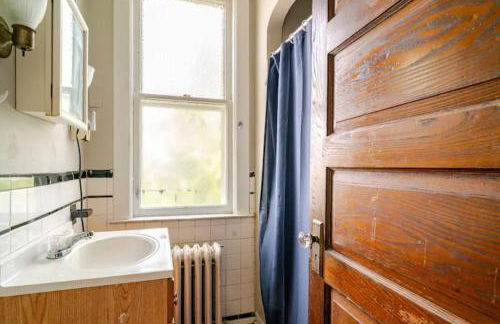 The Carew House Sleeps 10 Fenced 4BR Full Kitchen Steps2 YCP - Foto 8