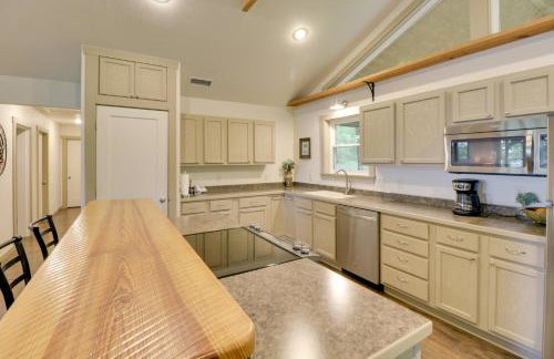 Bullfrog Bluff Mountain View Cabin with Deck! - Foto 8