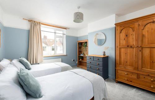 Charming Family Home with Stoves, Garden & Parking - Foto 38