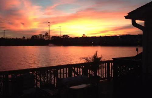 Sunset Serenity!!-Tropical Waterfront Oasis-Huge Private Patio-10Min to KingSt & Beaches - Foto 29