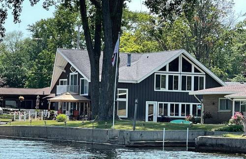 Unforgettable 4 bedroom 3 bath waterfront cabin - Photo 1