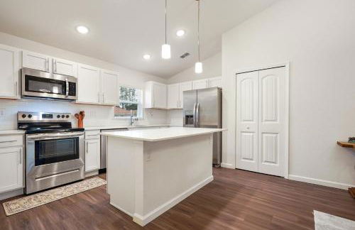 Coastal Vibes & Family Fun-Spacious 3BR, Kidz Zone, Desirable Neighborhood - Photo 18