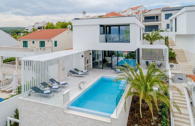 Luxury Villa Luna with Swimming Pool - Photo 18