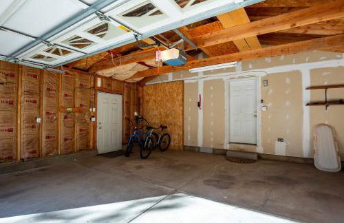 Charming 3-Bedroom Home in Bend with Hot Tub Game Room & Spacious Family Dining - Foto 23