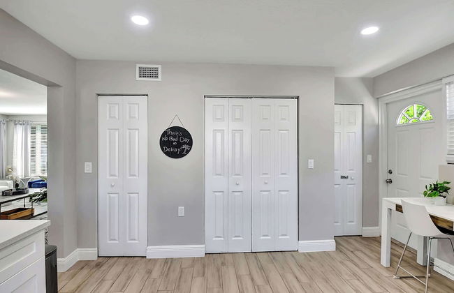 Fully Updated Home Sleeps 8 5 Min to the Beach! - Foto 30