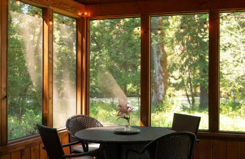 On the River Wooded Bliss Cabin near Loloma - Foto 23