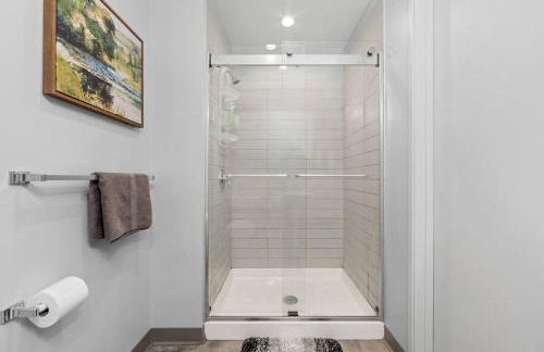 MDRN Escape with Natural Light Wi-Fi Gym Parking - Foto 16