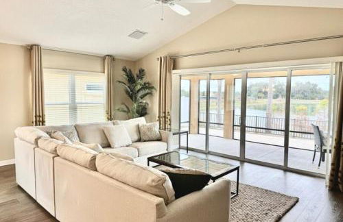 Cozy Oasis in Prime Location with Sunset Lake View, Golf Cart and Bathtub - Foto 3