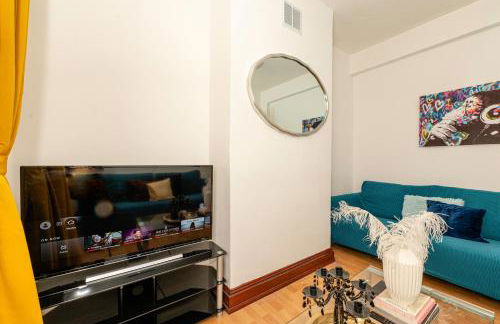 Xtra Large 4 Bedroom House with Heating Sleeps 14 Near Station and ExCeL - Foto 9