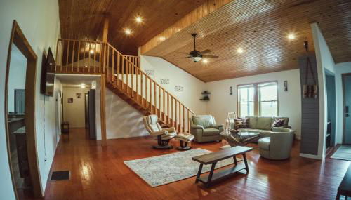 Resting Point - Hot Tub, Firepit, Spacious 4-BR Home - Foto 2