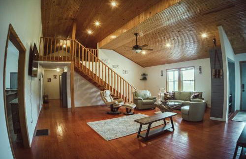 Resting Point - Hot Tub, Firepit, Spacious 4-BR Home - Foto 2