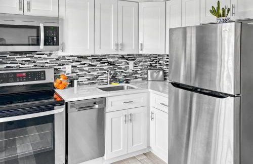 Stylish Tropical Key West Home - Private Yard, Free Parking & Laundry - Foto 6