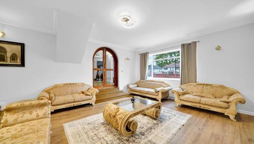 Lux 5 Bed sleeps 11, 10 mins from Wembley Stadium, Jacuzzi and Steam Shower - Foto 3