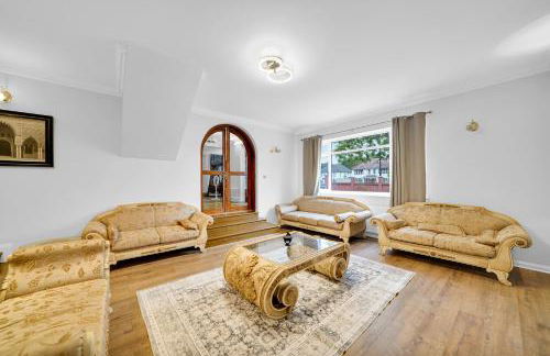 Lux 5 Bed sleeps 11, 10 mins from Wembley Stadium, Jacuzzi and Steam Shower - Photo 3