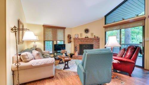 Charming Hedgesville Retreat with Deck and Fireplace! - Foto 4